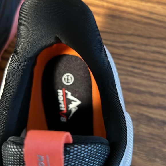 Brand New nortiV8 sneakers/hiking shoe size 7.5 - Picture 4 of 5